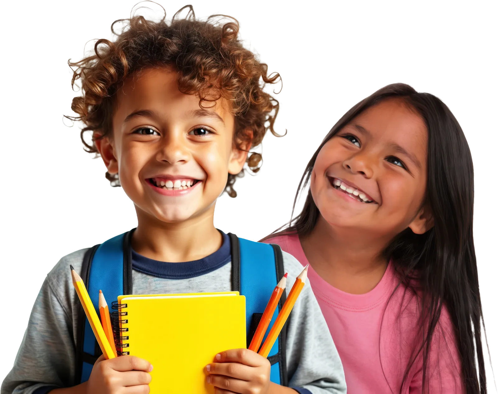 Duas crianças sorrindo, uma segurando um caderno amarelo e lápis de cor.